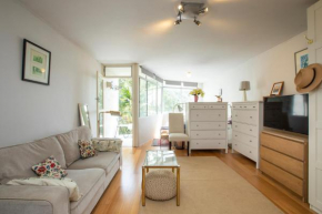 Sunlit studio in the trees, walk to the beach